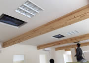 リビングでの壁掛け（天井から）テレビ設置施工例7